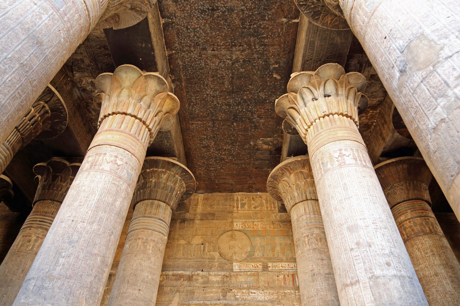 Colonne con capitelli papiriformi nella sala ipostila del tempio di Khnum a Esna viste dal basso