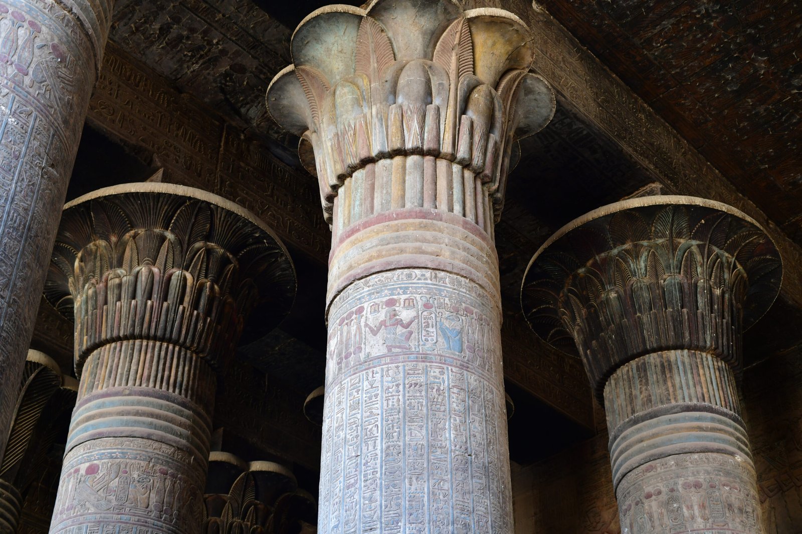 Le colonne del tempio di Esna con i capitelli scolpiti a foglie di palma e papiro