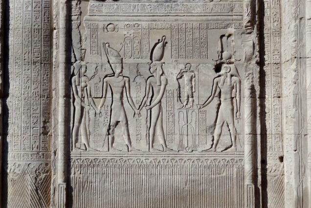 Un pannello a rilievo sulla parete esterna del tempio di Khnum a Esna con il re davanti agli dei