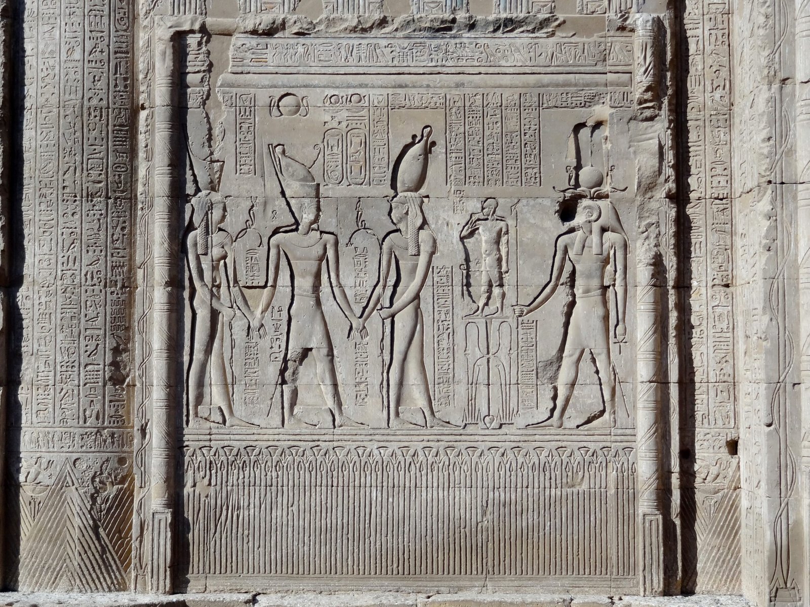 Un pannello a rilievo sulla parete esterna del tempio di Khnum a Esna con il re davanti agli dei