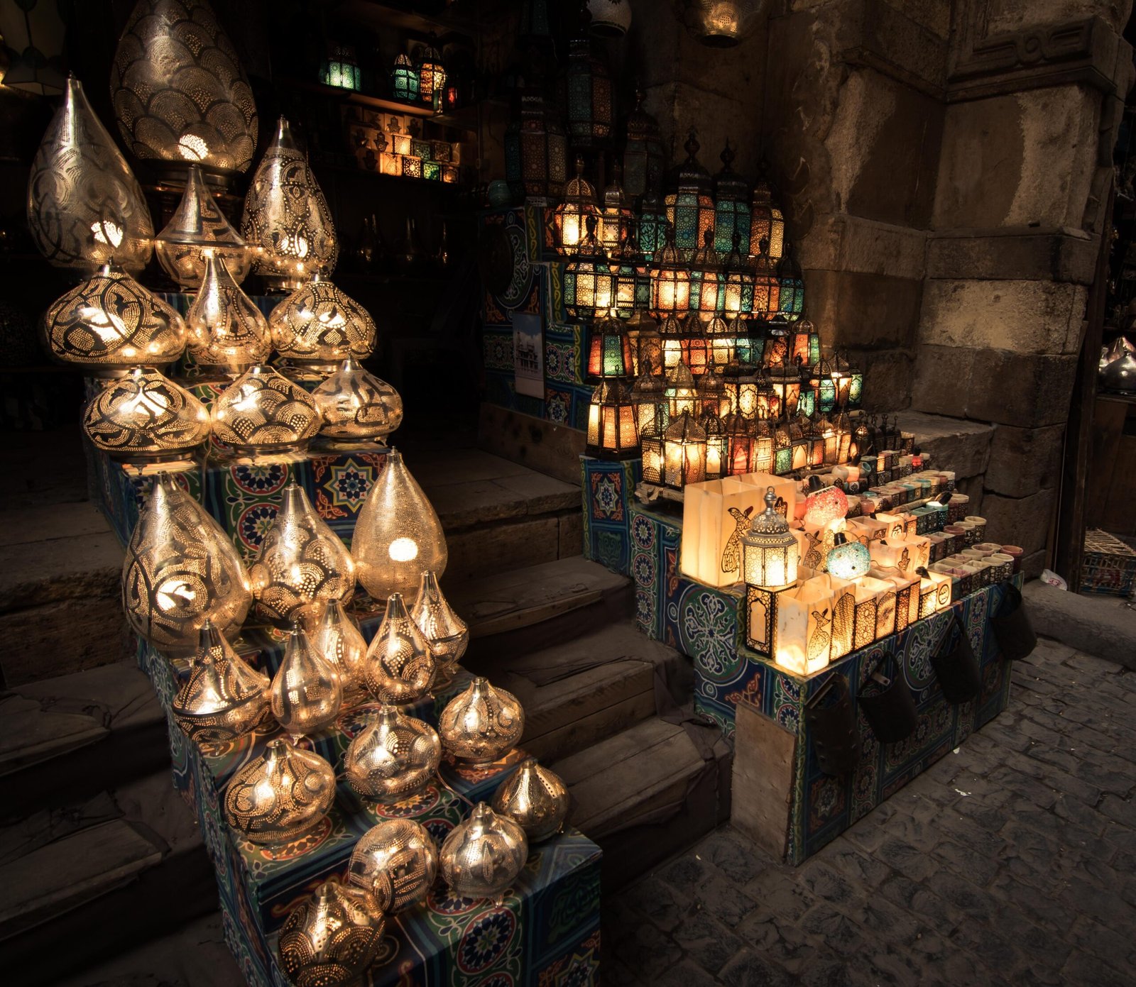 Lanterne in metallo traforato accese in una bottega di Khan el Khalili