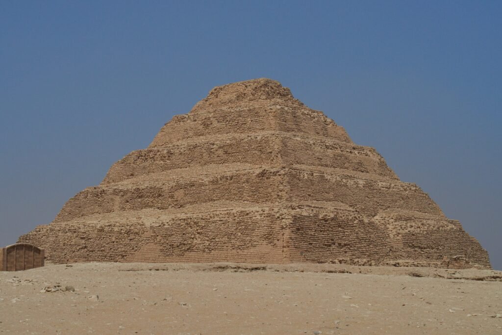 La piramide a gradoni di Djoser a Saqqara, la prima grande costruzione in pietra