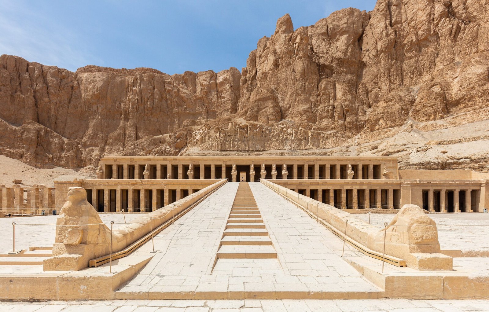 Il tempio a terrazze di Deir el Bahari sulla riva occidentale di Luxor sotto la falesia tebana