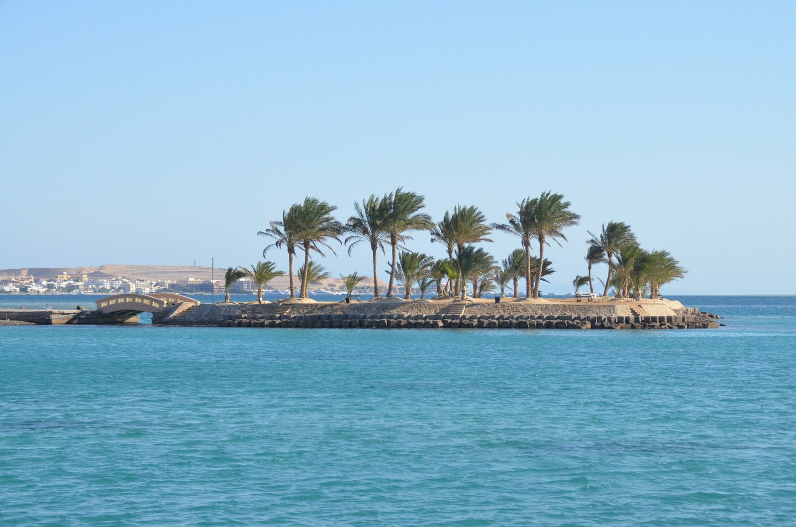 Una lingua di terra con le palme e un ponticello protesa nel mare turchese di Hurghada