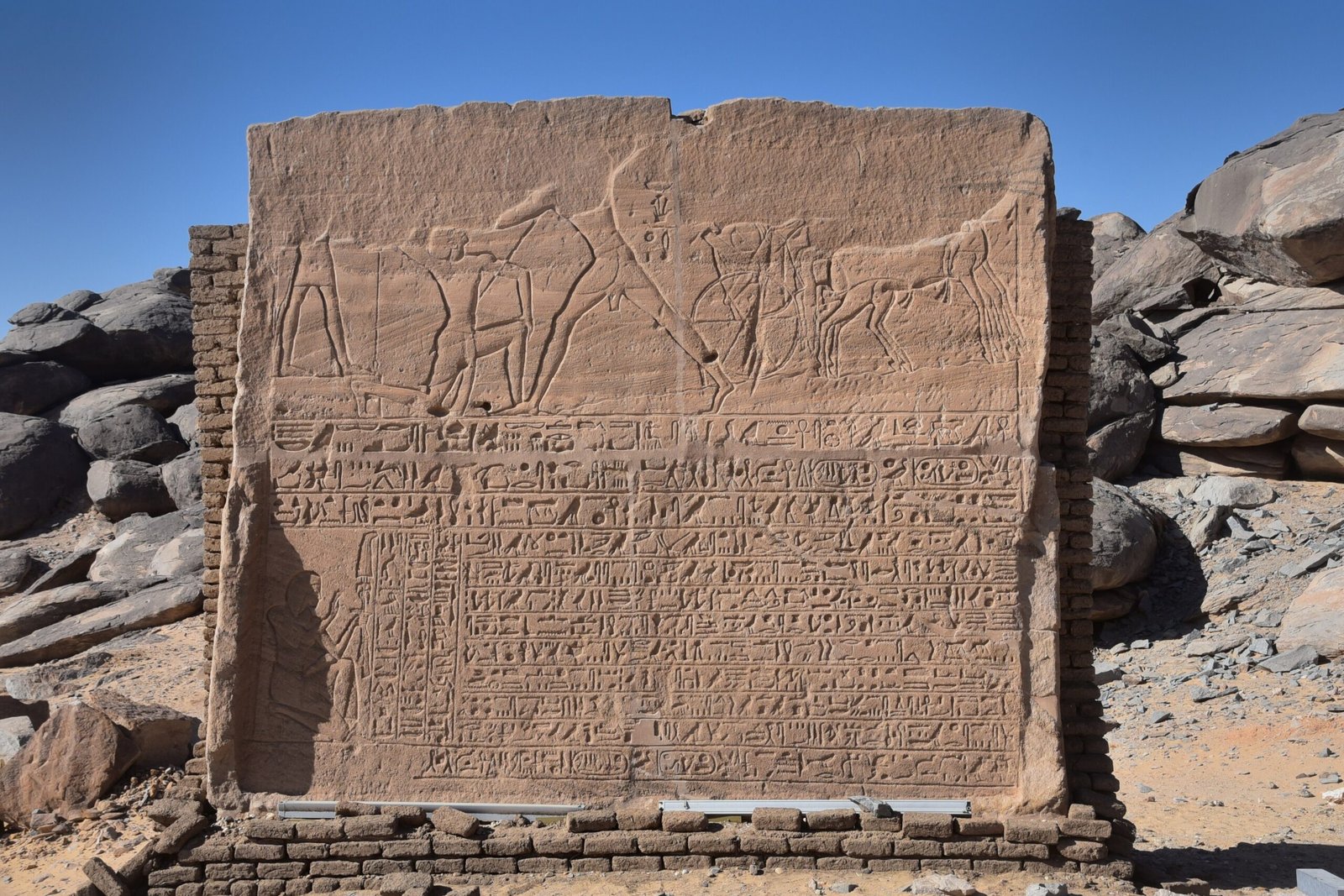 Grande stele in arenaria di Seti I incisa con geroglifici tra i massi di granito di Nuova Kalabsha