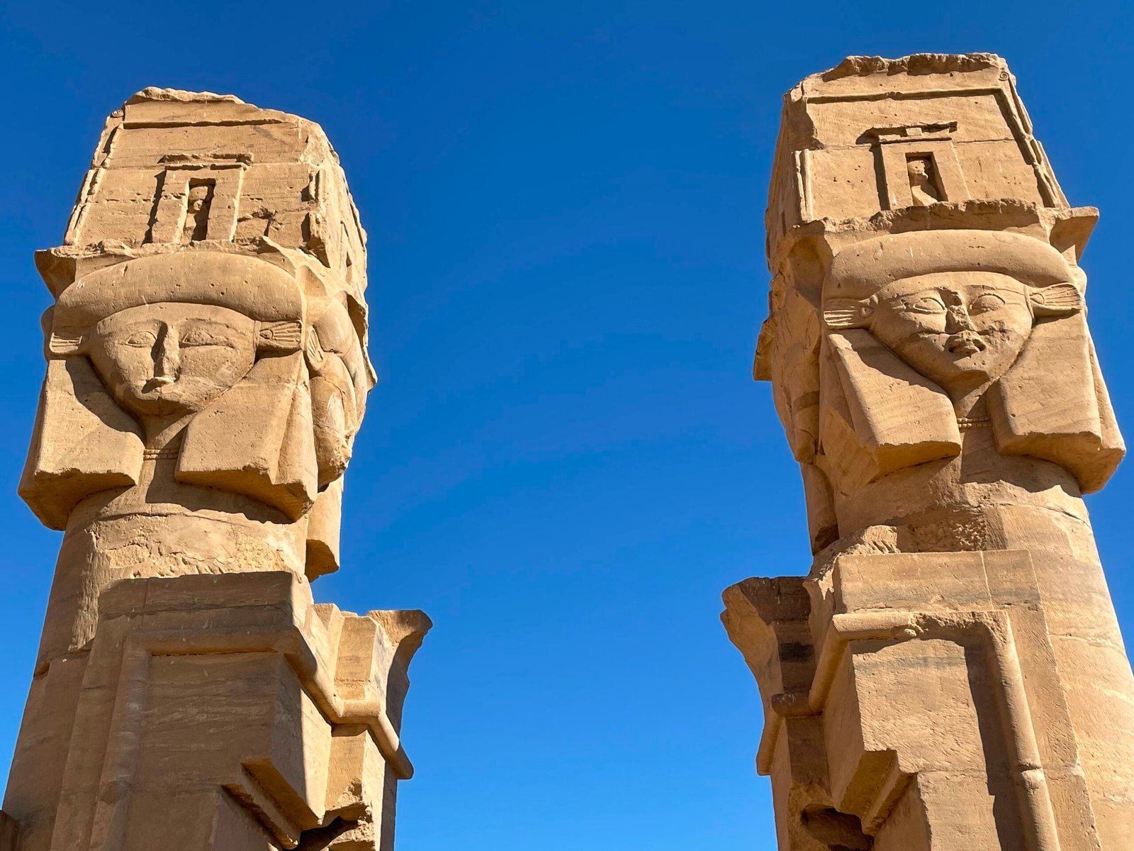 Le colonne hathoriche del chiosco di Qertassi, spostato accanto a Kalabsha durante il salvataggio dei templi nubiani