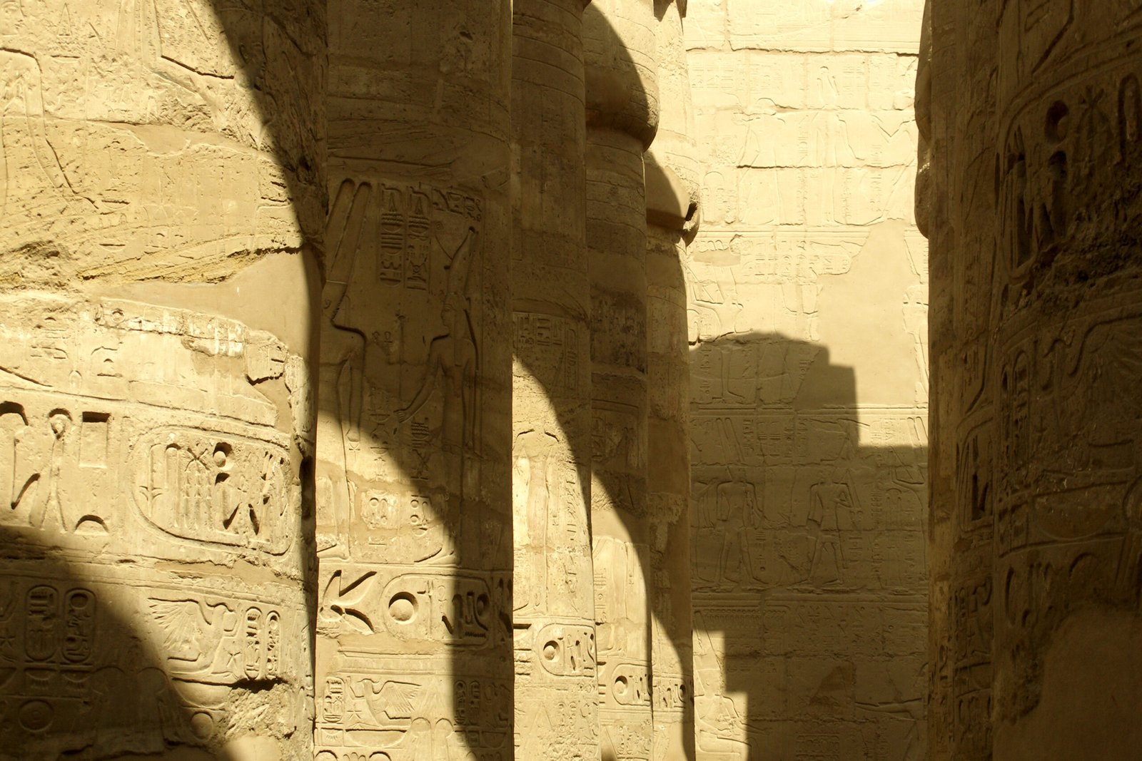 Colonne scolpite della sala ipostila di Karnak attraversate dalla luce radente del pomeriggio