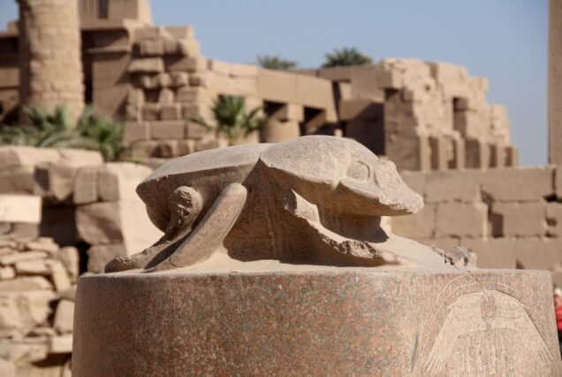 Il grande scarabeo di granito di Amenhotep III sul suo basamento nel tempio di Karnak a Luxor