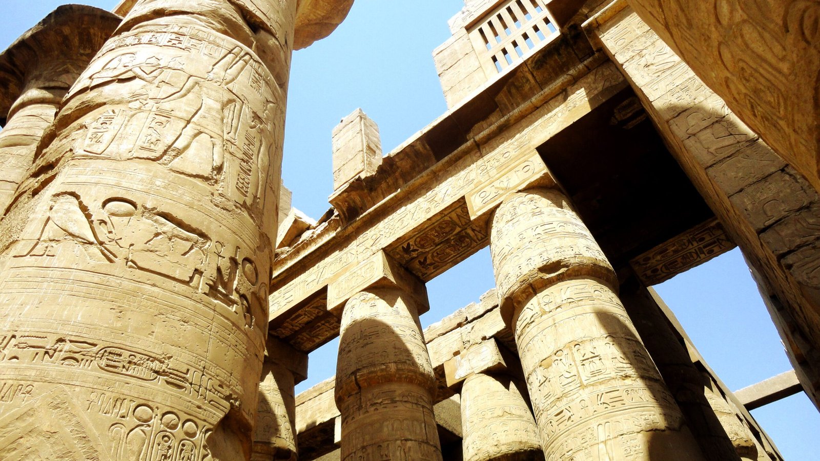 Colonne del tempio di Karnak riprese dal basso verso il cielo azzurro di Luxor