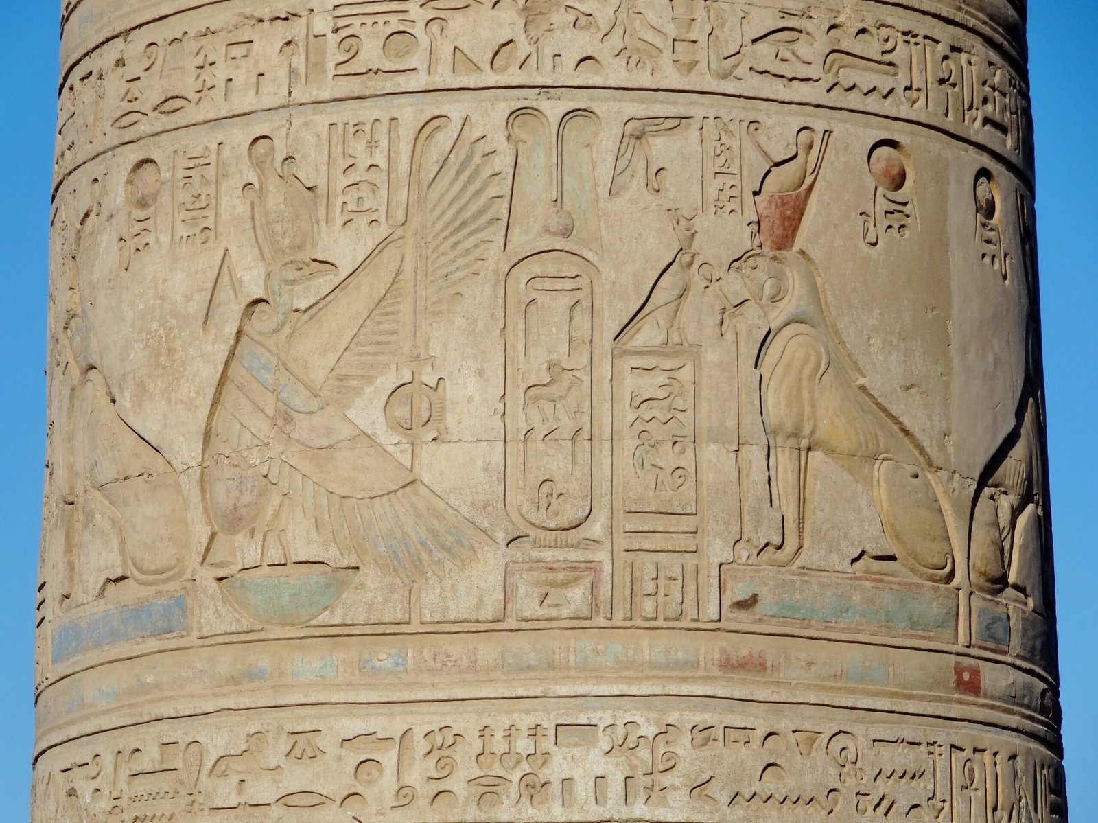 Colonna del tempio di Kom Ombo con rilievi scolpiti e tracce di pigmento azzurro e rosso