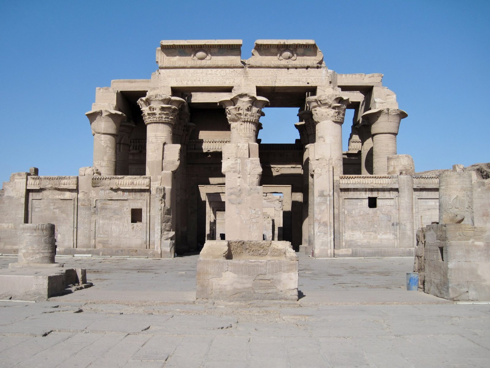 Facciata doppia del tempio di Kom Ombo con i due portali gemelli sotto un cielo azzurro limpido