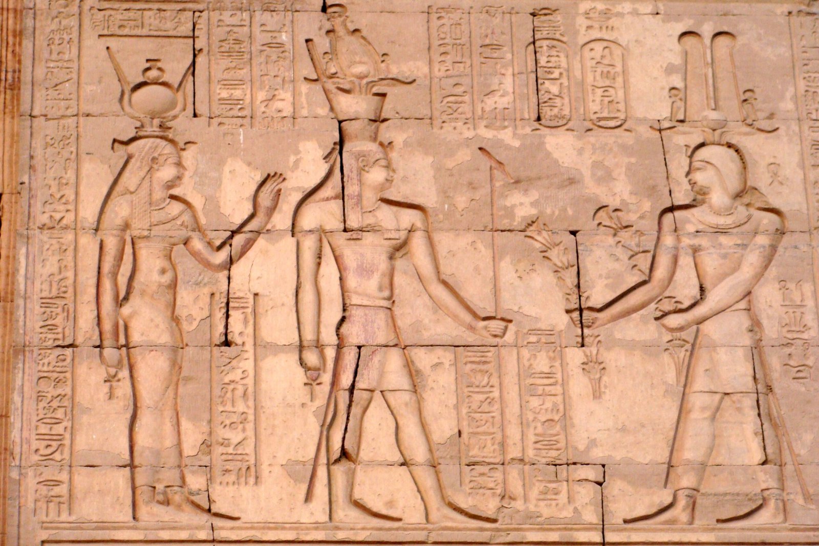 Una scena di offerta scolpita a Kom Ombo, che a novembre si visita nel pomeriggio senza il caldo