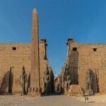Il primo pilone del Tempio di Luxor con l'obelisco e i colossi nella luce calda del tardo pomeriggio
