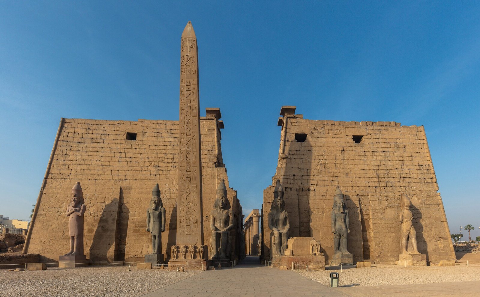 Il primo pilone del Tempio di Luxor con l'obelisco e i colossi nella luce calda del tardo pomeriggio