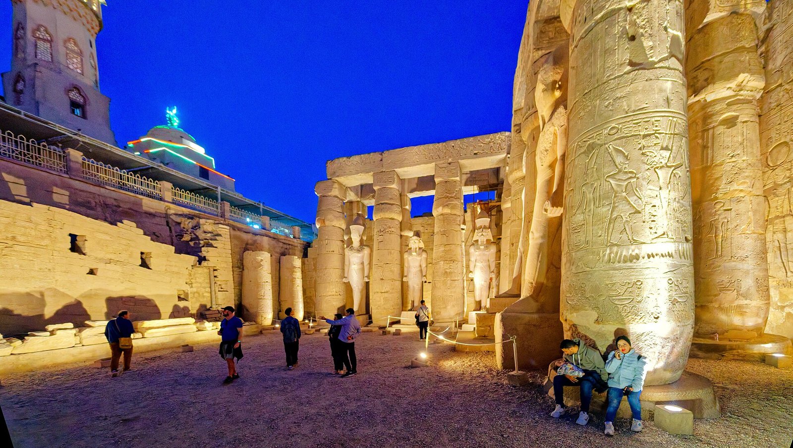 Il tempio di Luxor illuminato la sera
