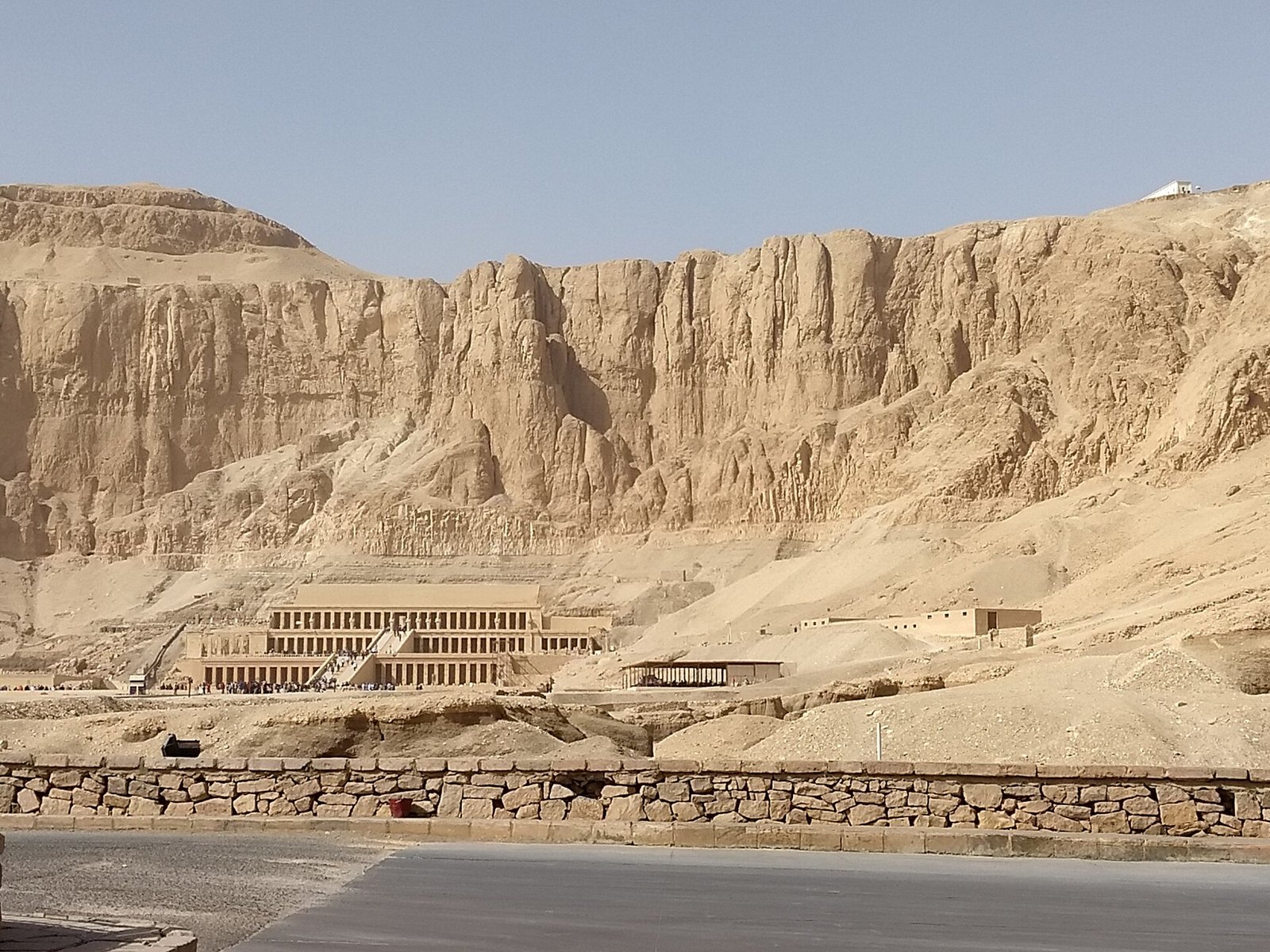 La falesia di Deir el-Bahari sulla riva ovest di Luxor, con il tempio di Hatshepsut ai suoi piedi