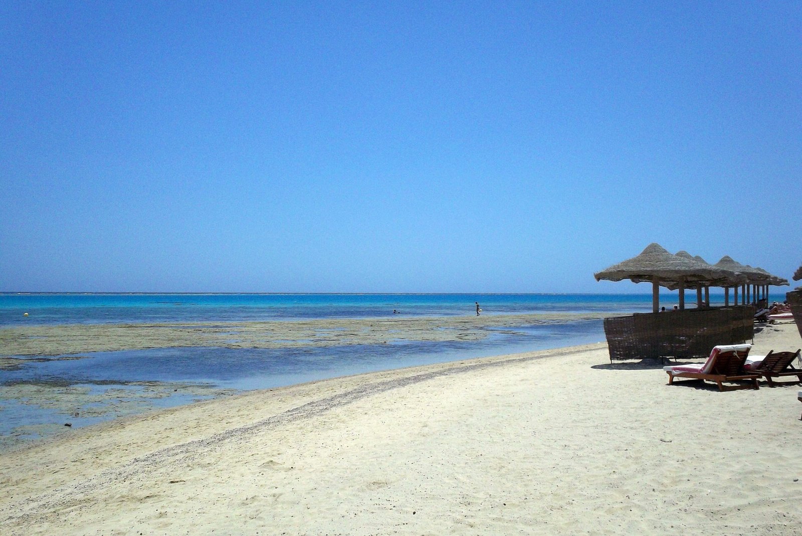 Una spiaggia di sabbia bianca e la laguna turchese di Marsa Alam, con l'acqua che ad aprile torna calda