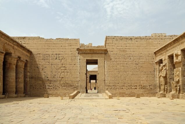 Il secondo pilone del tempio di Medinet Habu visto dal primo cortile, con rilievi e geroglifici incisi