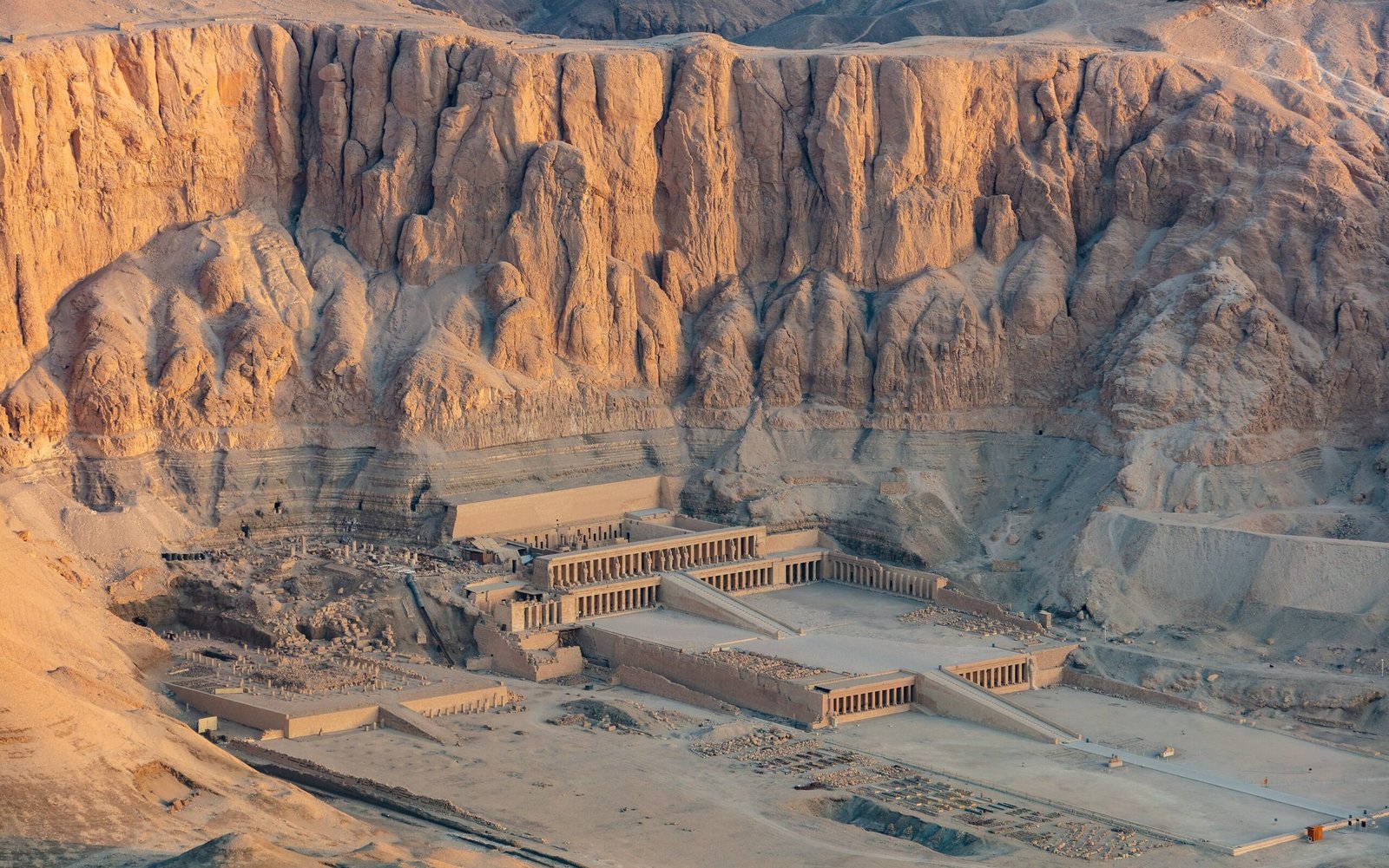 Veduta dall'alto del tempio di Hatshepsut ai piedi della falesia tebana nella luce dell'alba