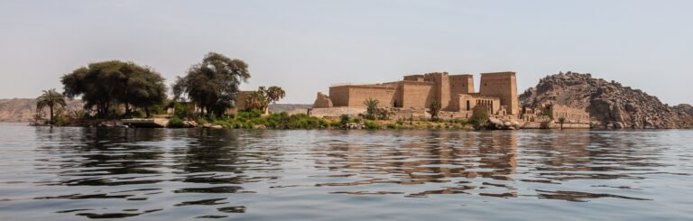 Philae: dove finiscono i geroglifici e cominciano le croci