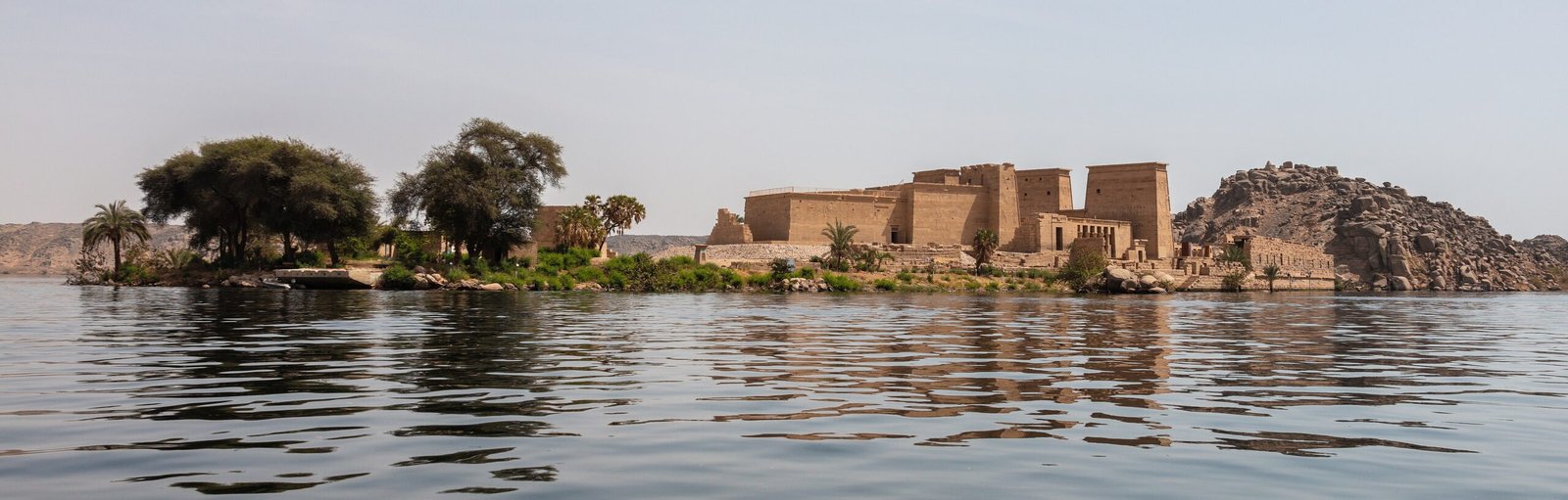 L'isola di Agilkia con il tempio di File vista dalle acque del Nilo ad Assuan