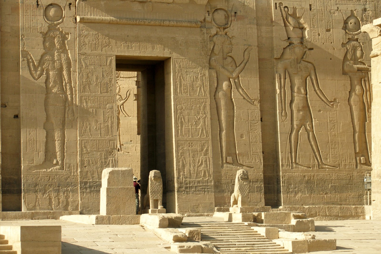 Rilievi e geroglifici sulla facciata del primo pilone del tempio di File nella luce calda del sole