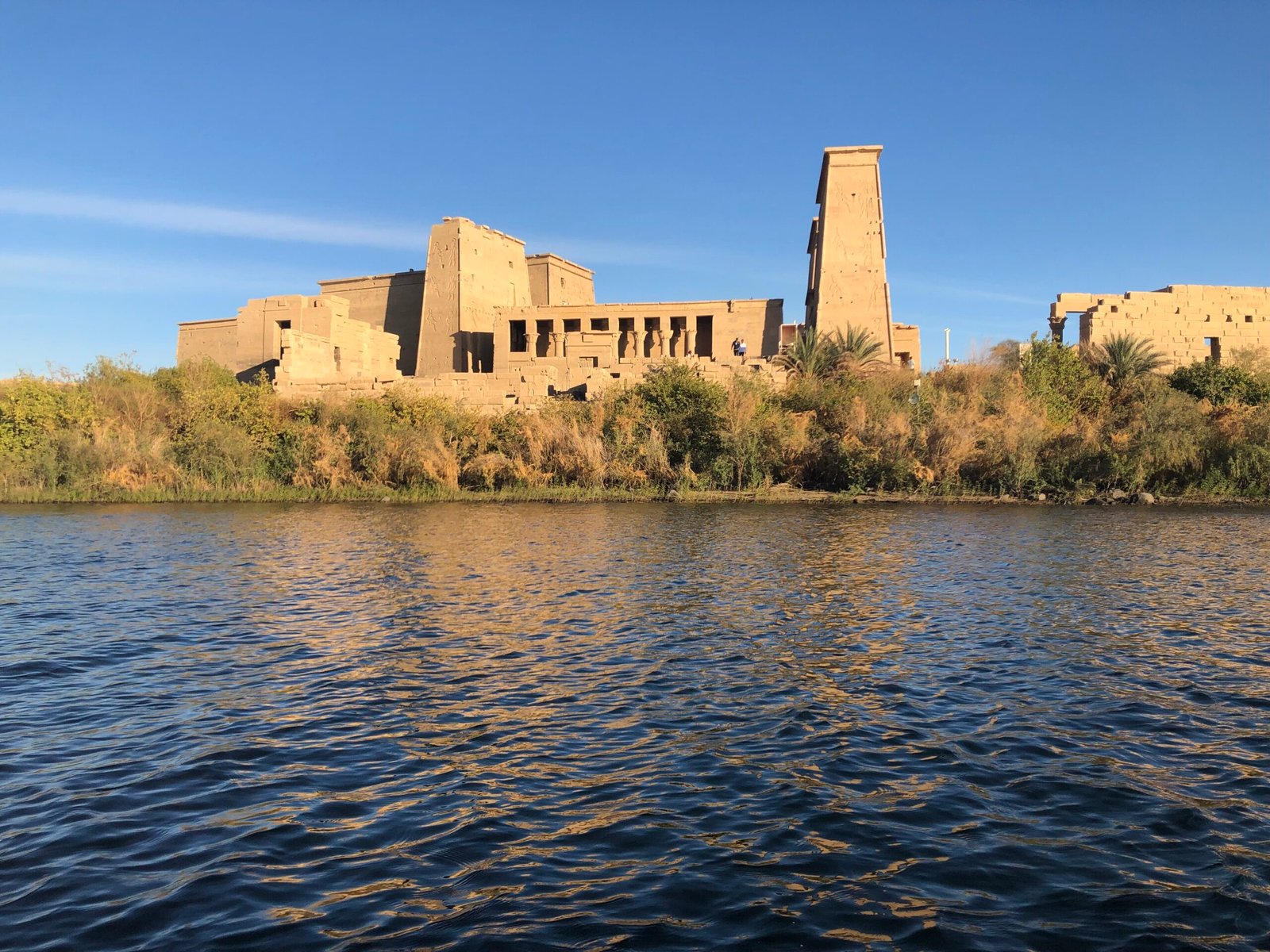 Il tempio di File sull'isola di Agilkia visto dall'acqua nella calda luce del tardo pomeriggio