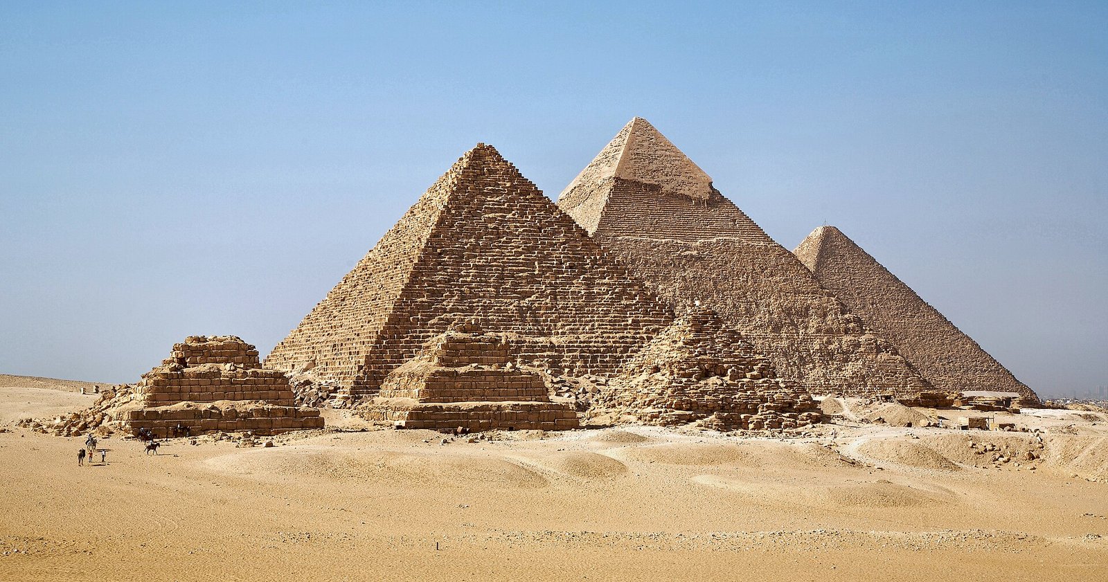 Le piramidi di Giza al tramonto