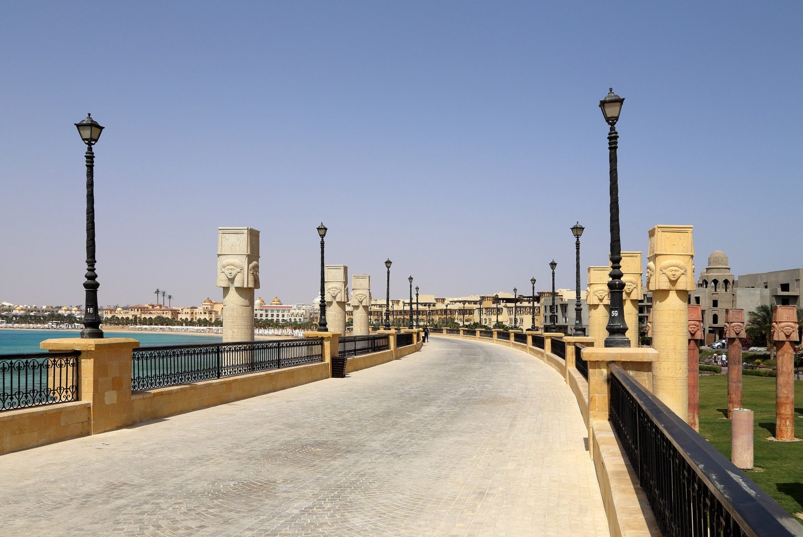 Passeggiata sul mare di Sahl Hasheesh fiancheggiata da colonne con capitelli a volto femminile in stile faraonico