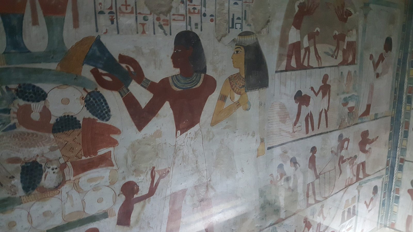 Pittura murale originale nella tomba di Nakht con il defunto e la moglie davanti alle offerte