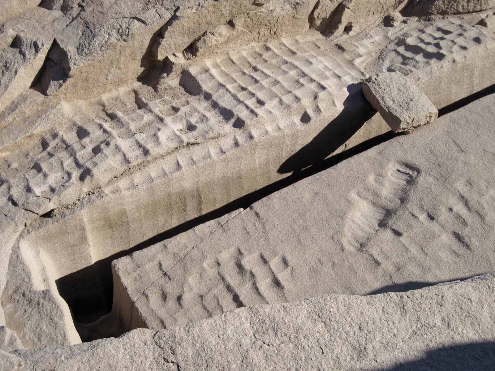 Solchi e incavi lasciati dagli scalpellini sul granito della cava dell'obelisco ad Assuan