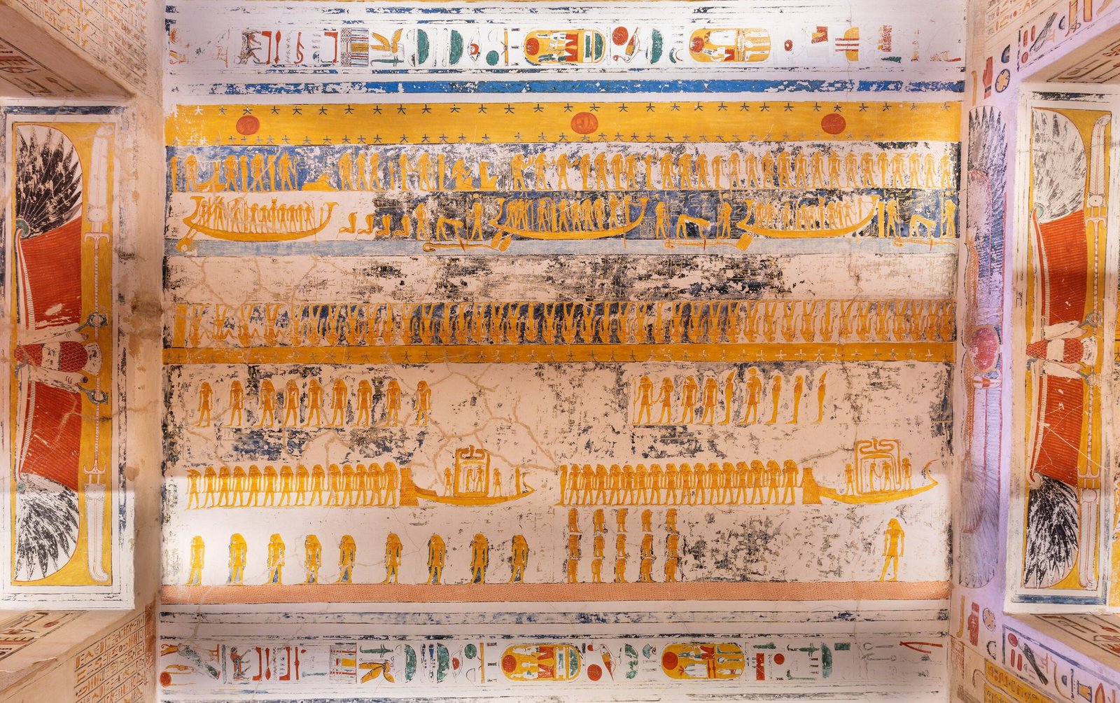 Camera funeraria della tomba di Ramses VI con registri dipinti in ocra e blu sotto il soffitto decorato