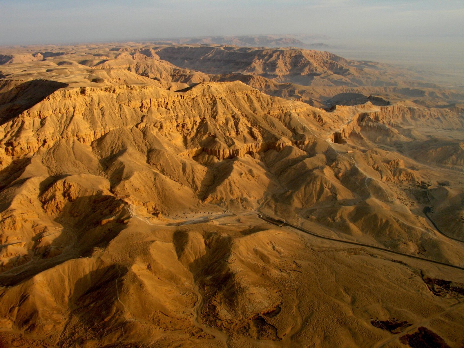 Panorama aereo delle colline desertiche di Tebe con la Valle delle Regine al primo mattino