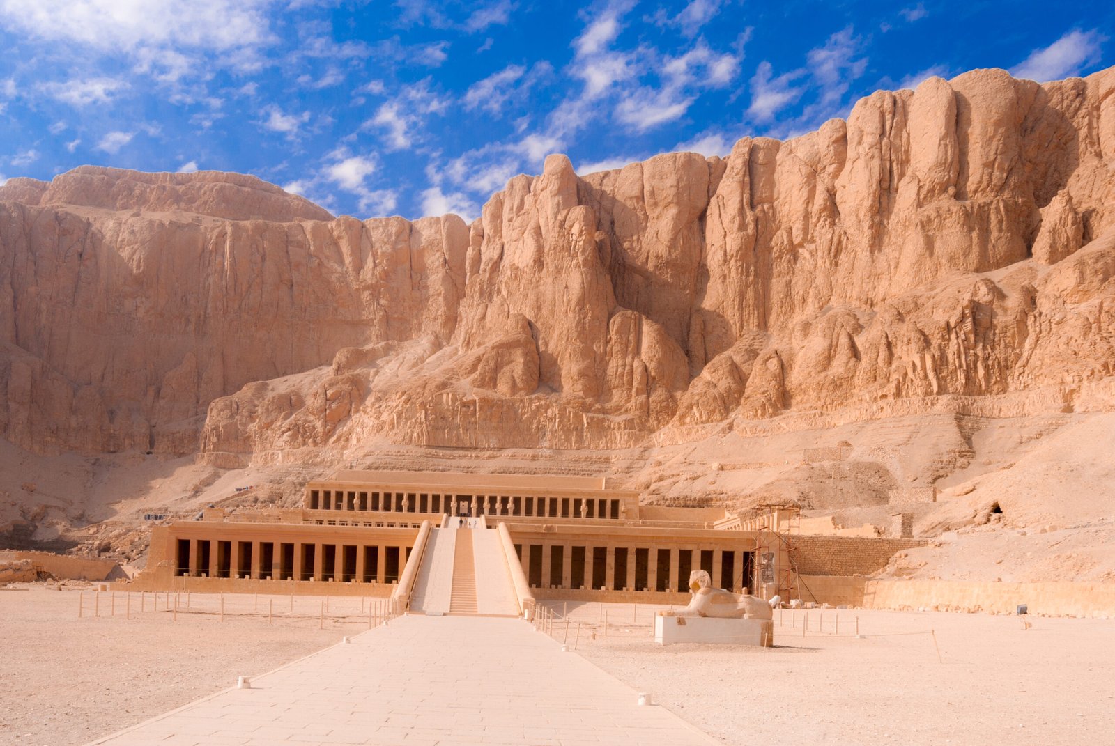 Il tempio di Hatshepsut a Deir el Bahari con le terrazze addossate alla falesia e la rampa deserta