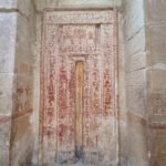 Falsa porta completa scolpita e dipinta sulla parete della tomba di Idut a Saqqara