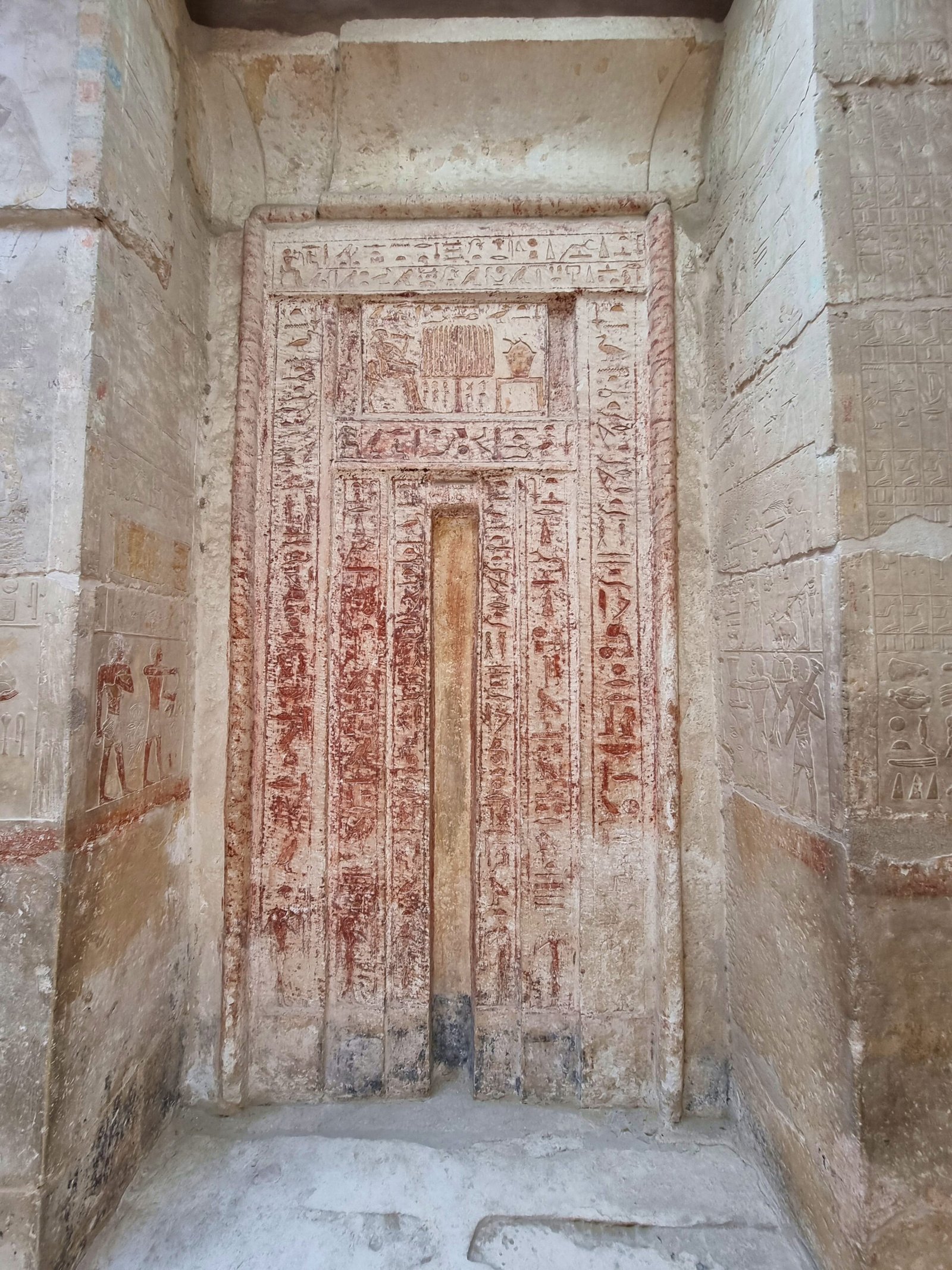 Falsa porta completa scolpita e dipinta sulla parete della tomba di Idut a Saqqara