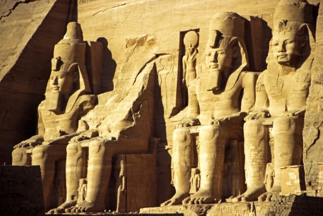 I quattro colossi di Ramses II sulla facciata del Grande Tempio di Abu Simbel nella luce del mattino