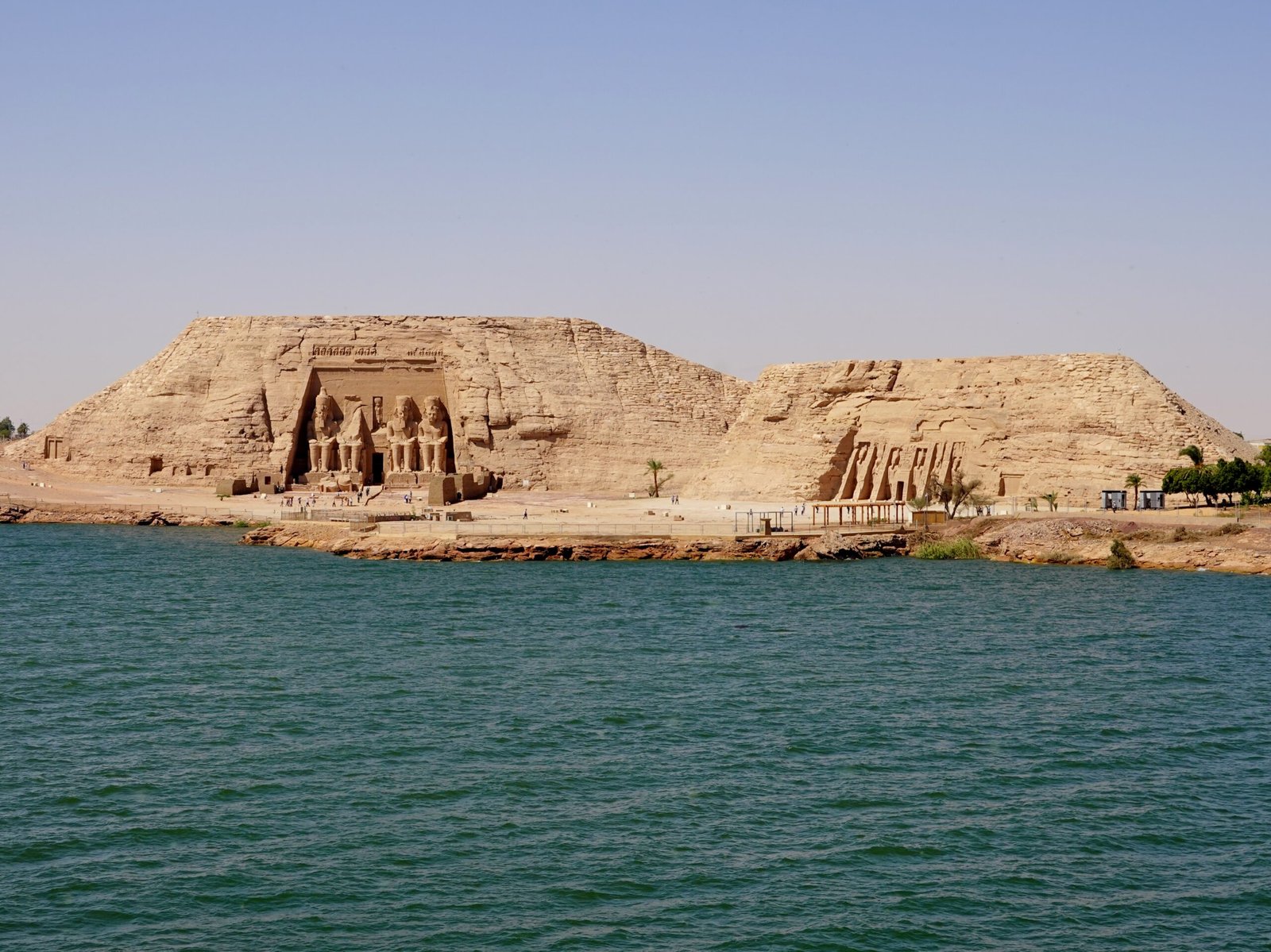 Le acque del Lago Nasser davanti ai due templi rupestri di Abu Simbel sulla riva desertica