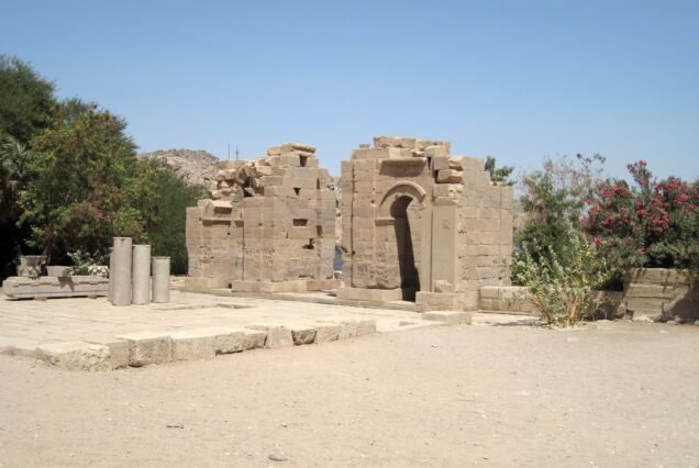 Le rovine della porta romana di Diocleziano sull'isola di Agilkia, sede del tempio di File