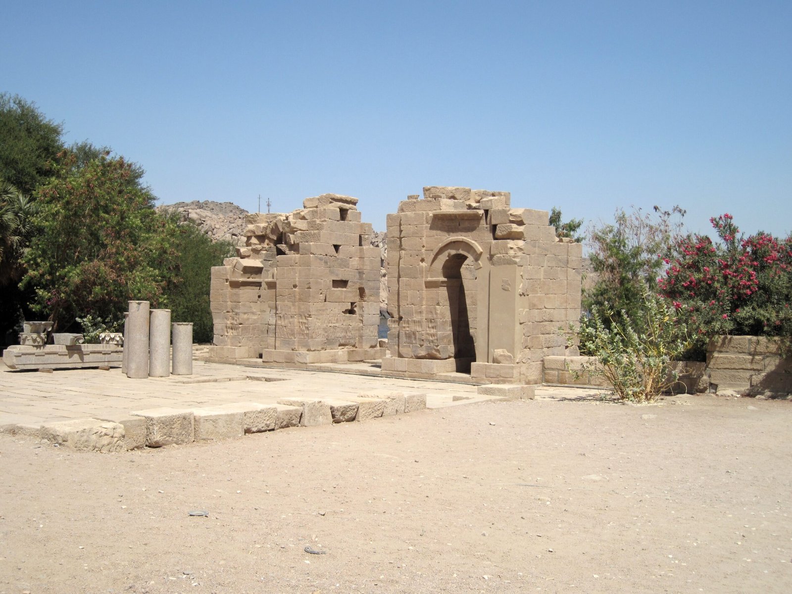 Le rovine della porta romana di Diocleziano sull'isola di Agilkia, sede del tempio di File