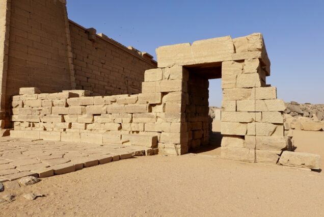 Il pilone e la porta monumentale del tempio di Kalabsha sotto un cielo azzurro
