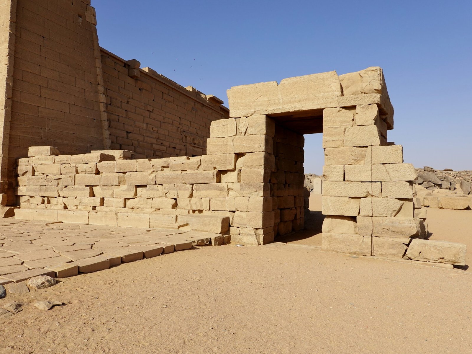 Il pilone e la porta monumentale del tempio di Kalabsha sotto un cielo azzurro