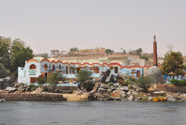 Case nubiane dipinte lungo il Nilo nel villaggio di Gharb Soheil, con una barca ormeggiata