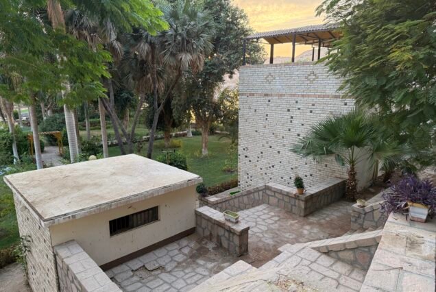 Il giardino botanico dell'isola Kitchener ad Assuan al tramonto con il Nilo e le vele delle feluche