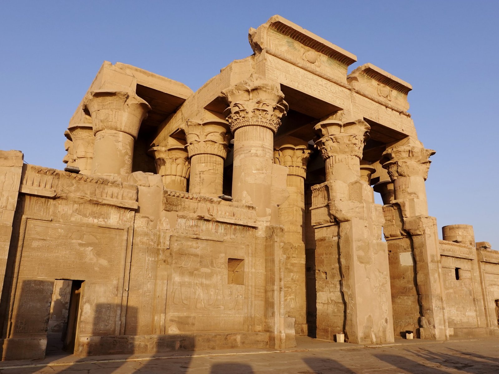 L'ingresso del tempio di Kom Ombo con le colonne del cortile nella luce calda
