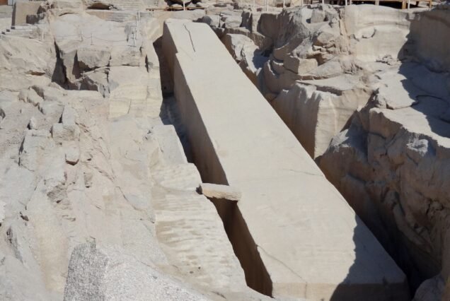 L'obelisco incompiuto disteso nella sua trincea di granito rosa nella cava di Assuan