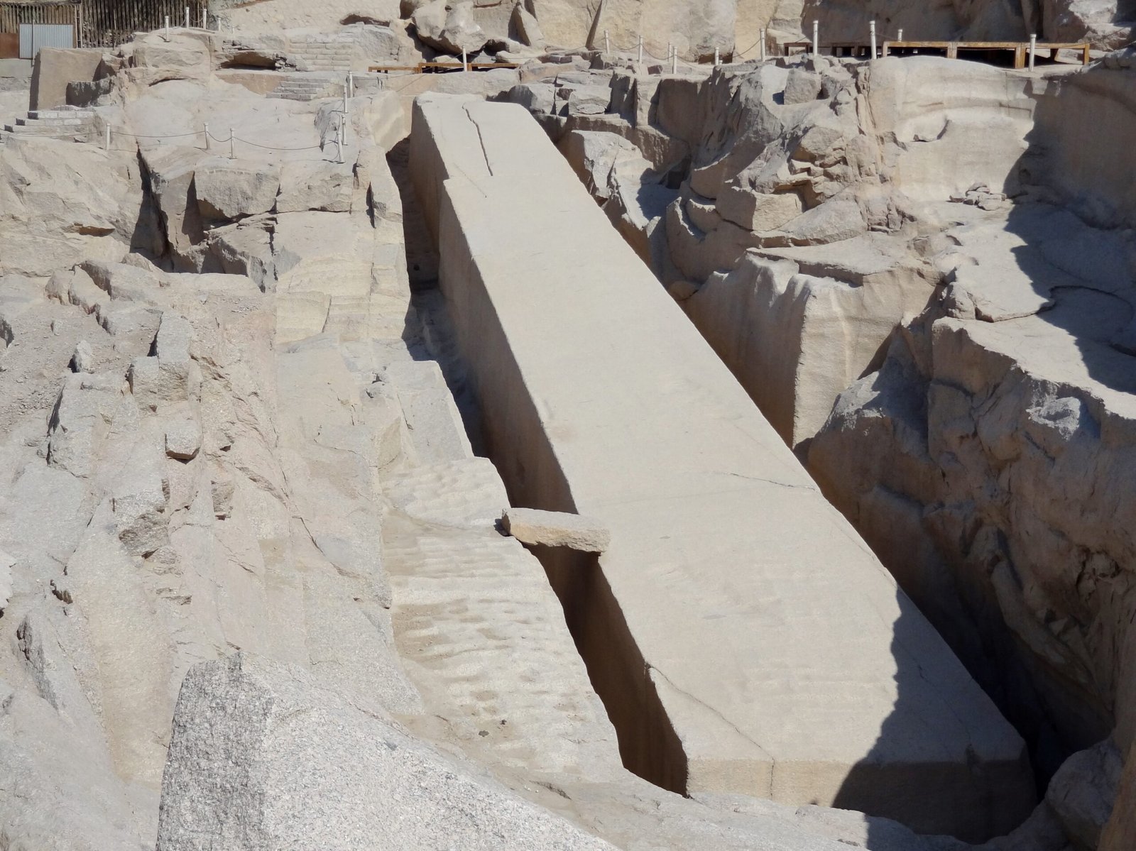 L'obelisco incompiuto disteso nella sua trincea di granito rosa nella cava di Assuan