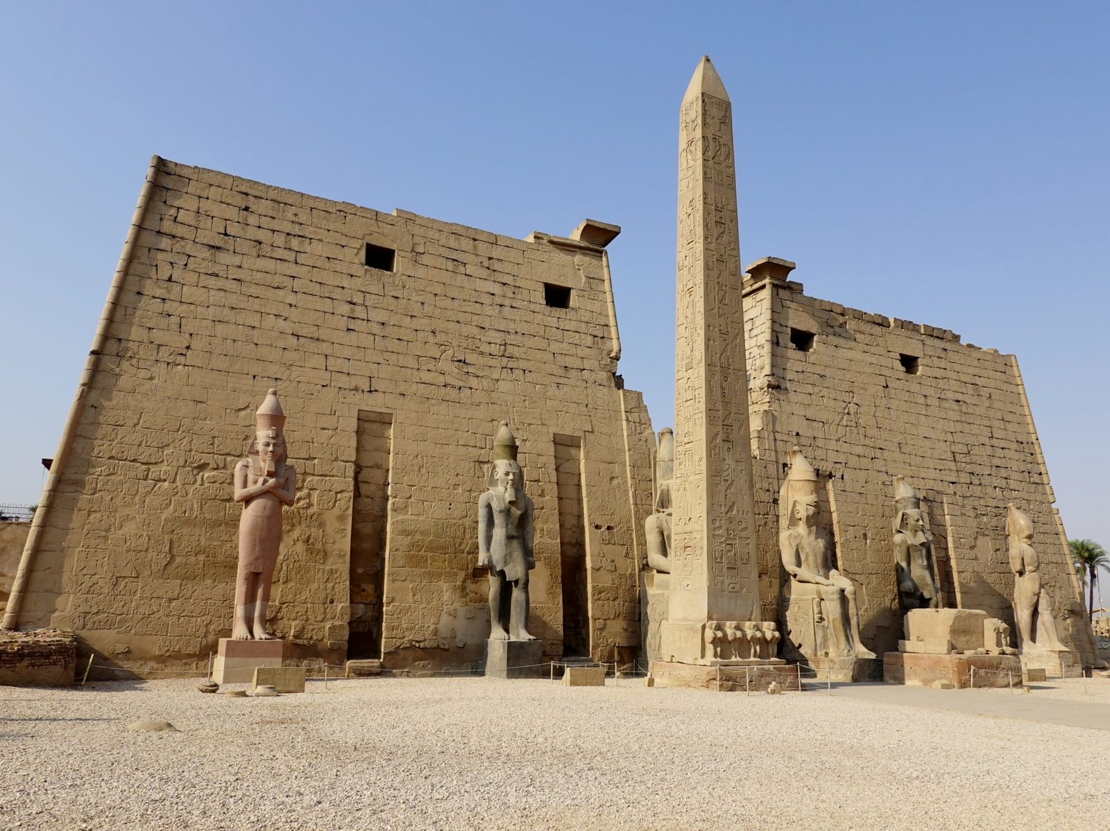 Il primo pilone del tempio di Luxor con l'obelisco e i colossi di Ramses II