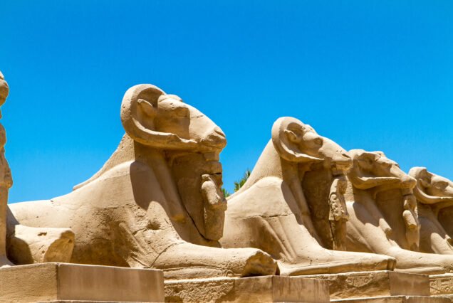 La fila di sfingi con testa di ariete del Tempio di Karnak allineate sul loro basamento