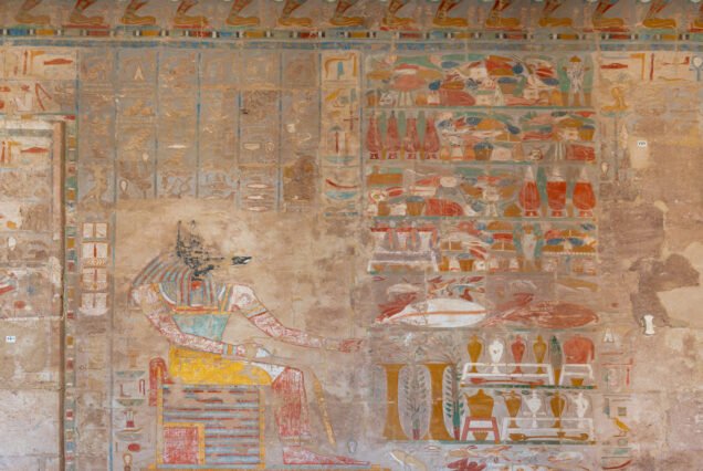 Parete dipinta della cappella di Anubi nel tempio di Hatshepsut a Deir el Bahari